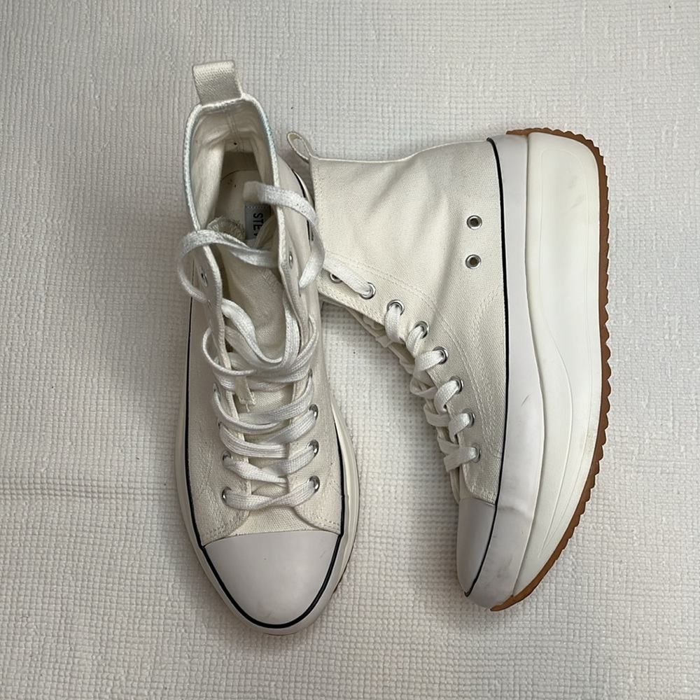 Steve Madden Shoes. 9 women. White
